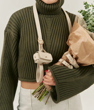 Laden Sie das Bild in den Galerie-Viewer, Kotbeutelspender Veganes Leder Beiges, Jala