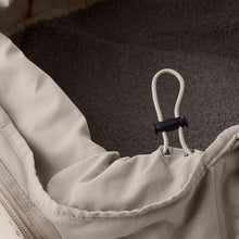 Laden Sie das Bild in den Galerie-Viewer, 2-in-1 Hunde-Tragebeutel und Liegefläche Seoul to go greige