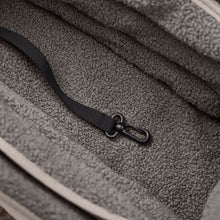 Laden Sie das Bild in den Galerie-Viewer, 2-in-1 Hunde-Tragetasche und Decke Seoul greige