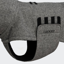 Laden Sie das Bild in den Galerie-Viewer, Cloud7 Windhundmantel Brooklyn Tweed Black Long (Mitte Oktober verfügbar)
