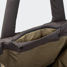 Laden Sie das Bild in den Galerie-Viewer, Cloud7 Hundereisebett &amp; Tote Bag AKTIV Puffer Dark Grey/Khaki