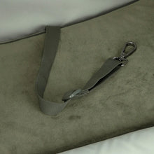 Laden Sie das Bild in den Galerie-Viewer, Hundetragerucksack - Kari Dunkelgrün