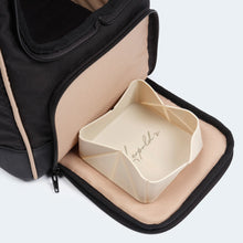 Laden Sie das Bild in den Galerie-Viewer, Leopold´s Flugtasche für Dackel und kleine Hunde mit orthopädischer Matratze