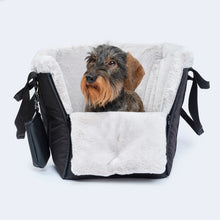 Laden Sie das Bild in den Galerie-Viewer, Leopold´s Finest CosyBag Frankfurt - Hundetasche fürs Autofahren und unterwegs