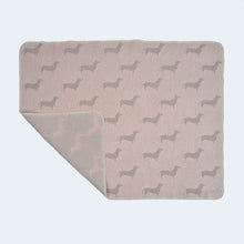 Laden Sie das Bild in den Galerie-Viewer, Leopold´s Finest Hundedecke Dackel beige