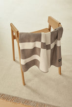 Laden Sie das Bild in den Galerie-Viewer, MiaCara Hundedecke Blocco Taupe/Natur