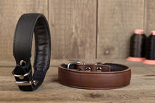 Laden Sie das Bild in den Galerie-Viewer, HALSBAND KLASSIK PREMIUM &quot;GEPOLSTERT&quot; schwarz-silber